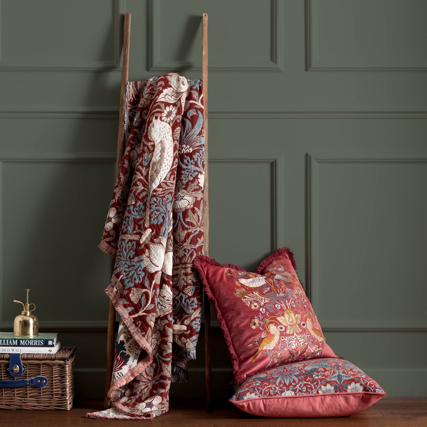 Strawberry Thief Jacquard Throw Berry: Berry / 130 x 170cm