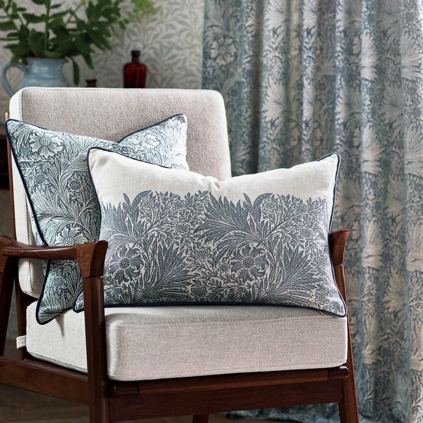 Marigold Piped Jacquard Cushion Indigo, 50x50