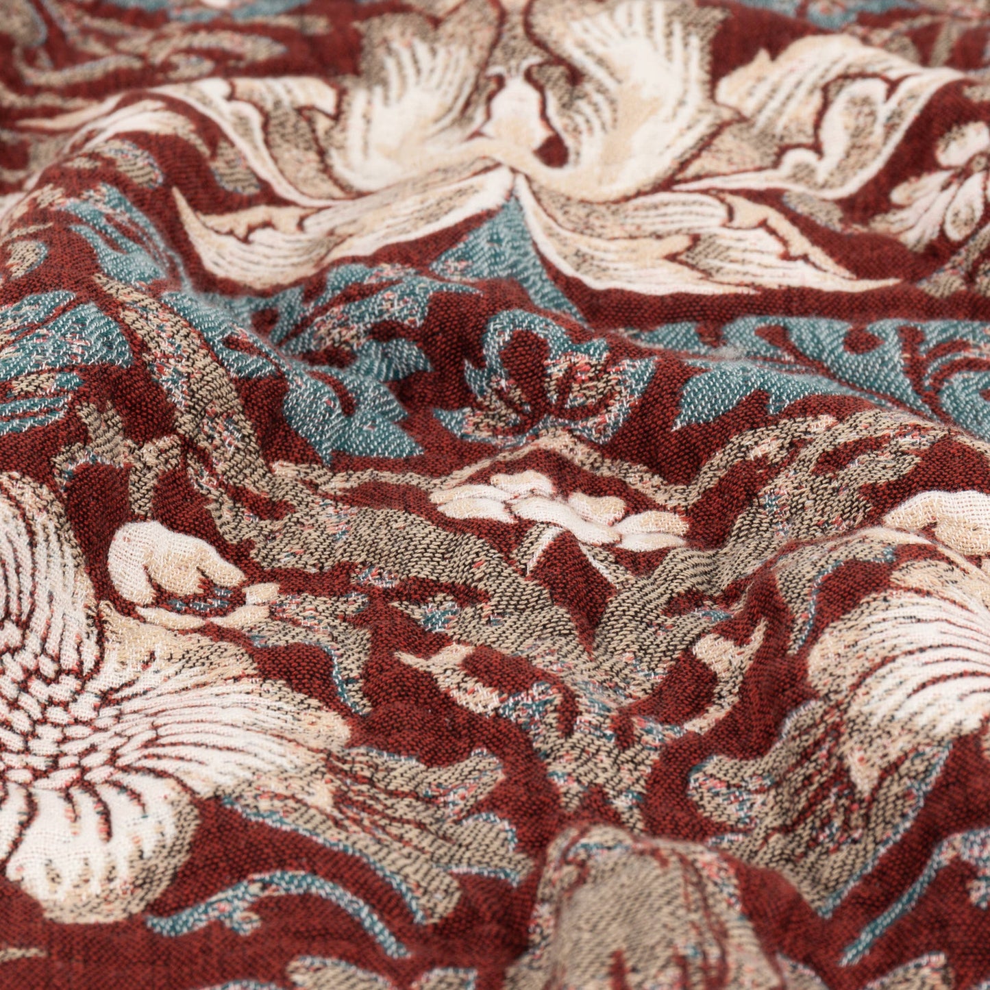 Strawberry Thief Jacquard Throw Berry: Berry / 130 x 170cm