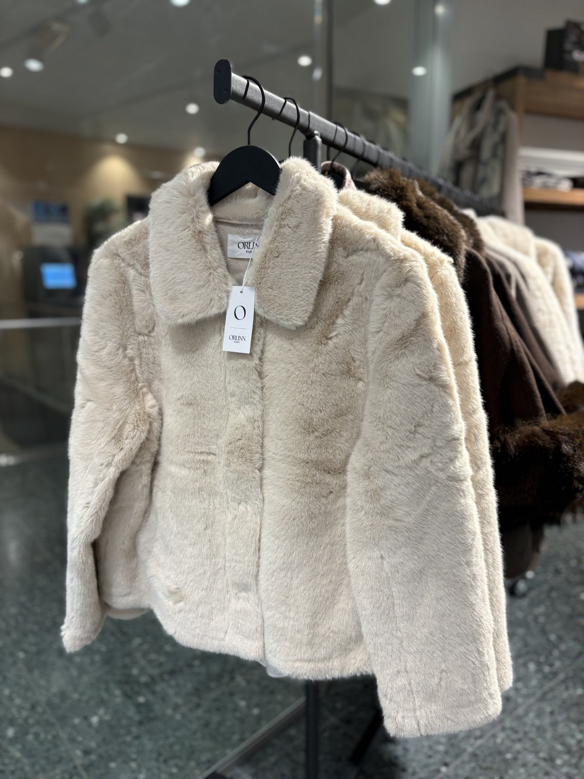 From Paris With Love, Kort fuskejakke med krage, Beige