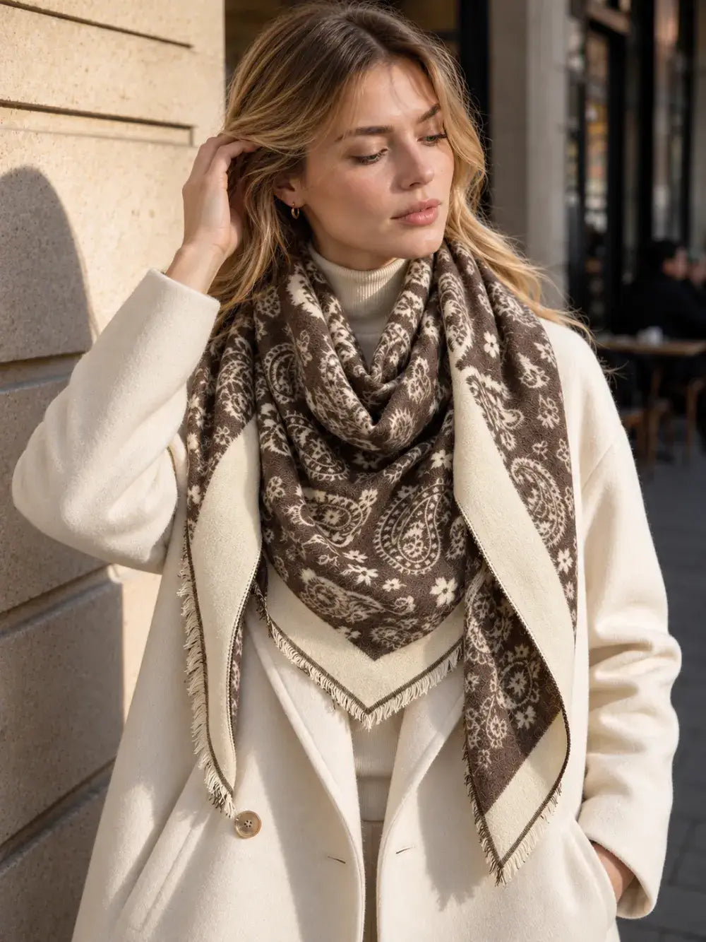 Mykt trekantskjerf med pelsaktig struktur – kaffe