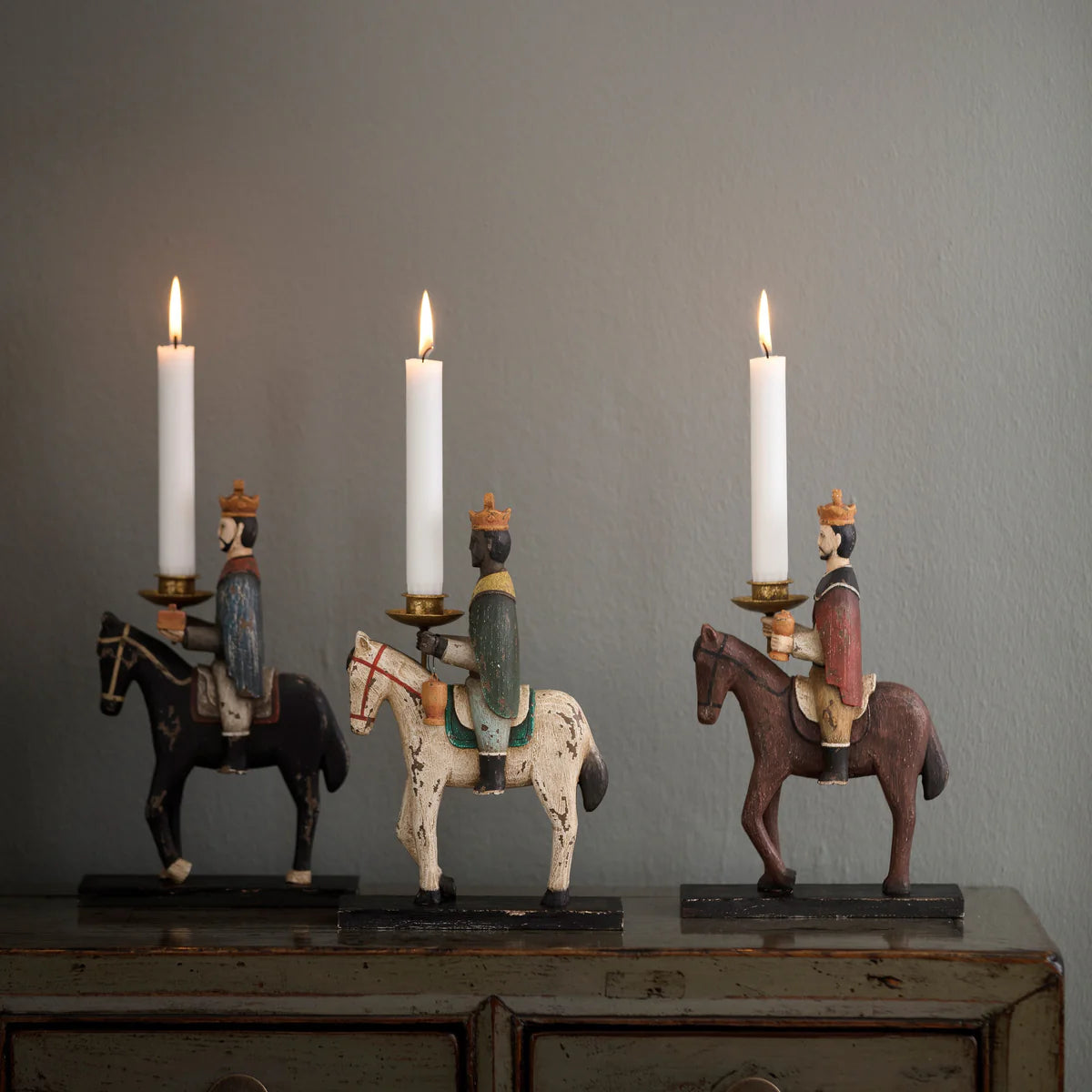 Tre vise menn på hest lysestaker