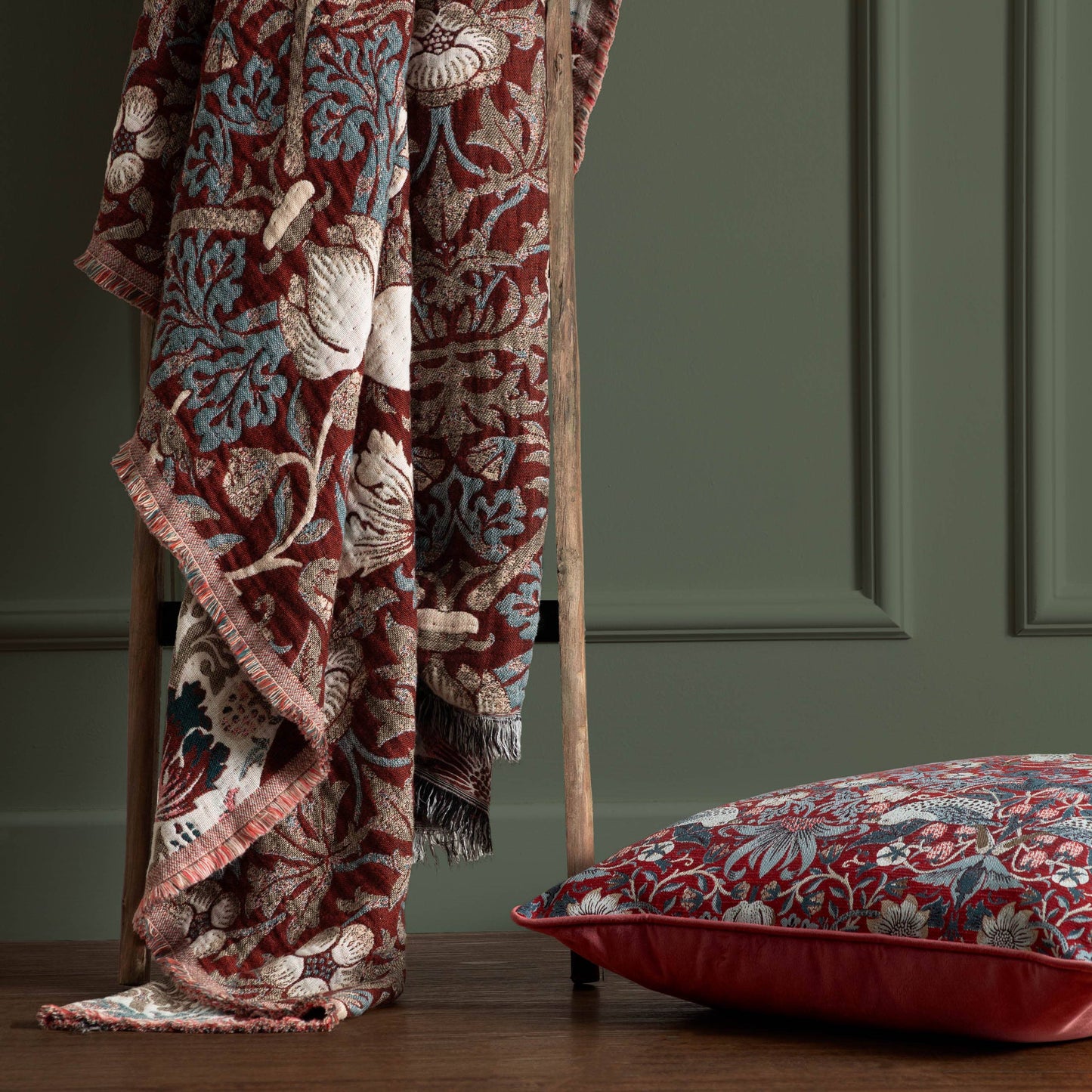 Strawberry Thief Jacquard Throw Berry: Berry / 130 x 170cm