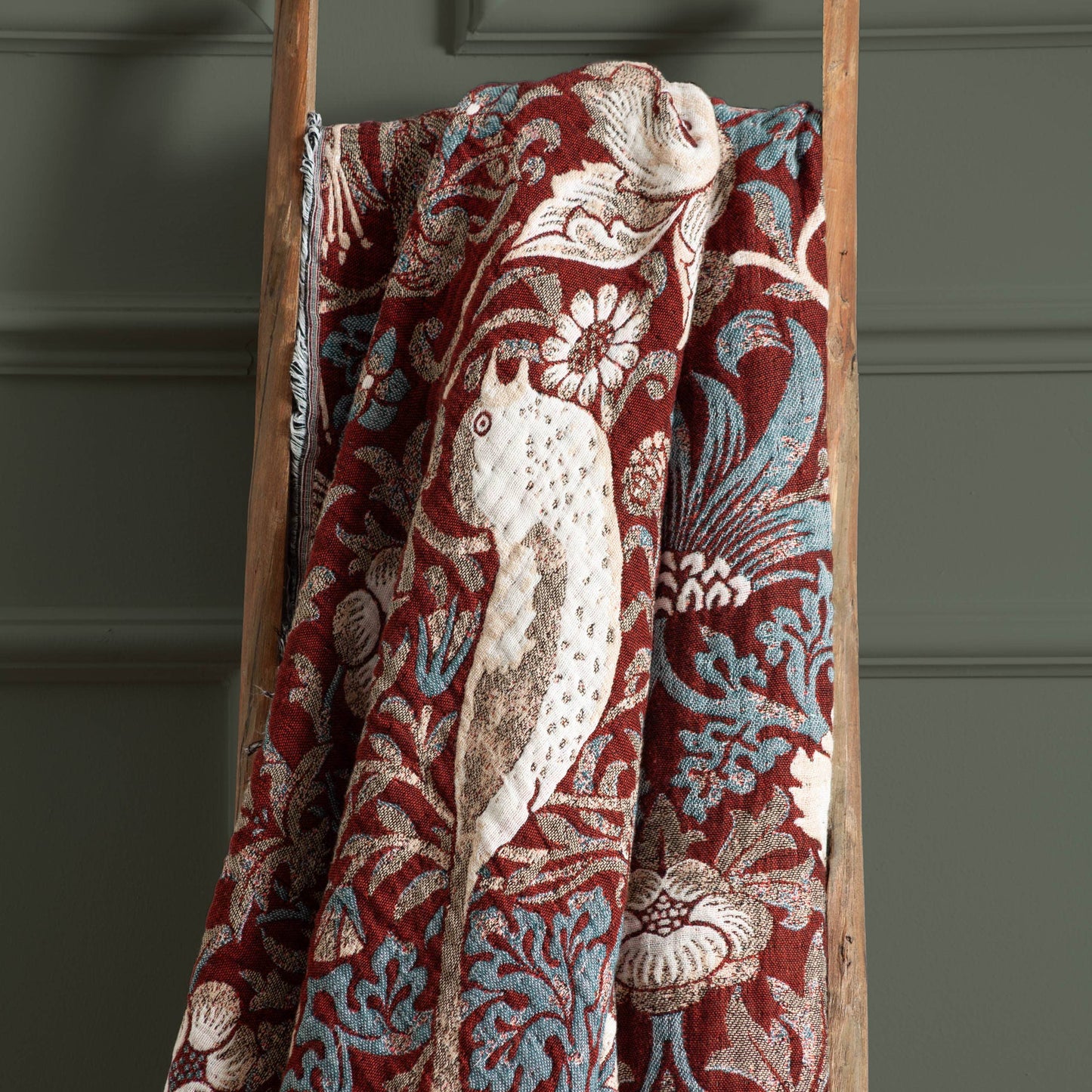 Strawberry Thief Jacquard Throw Berry: Berry / 130 x 170cm