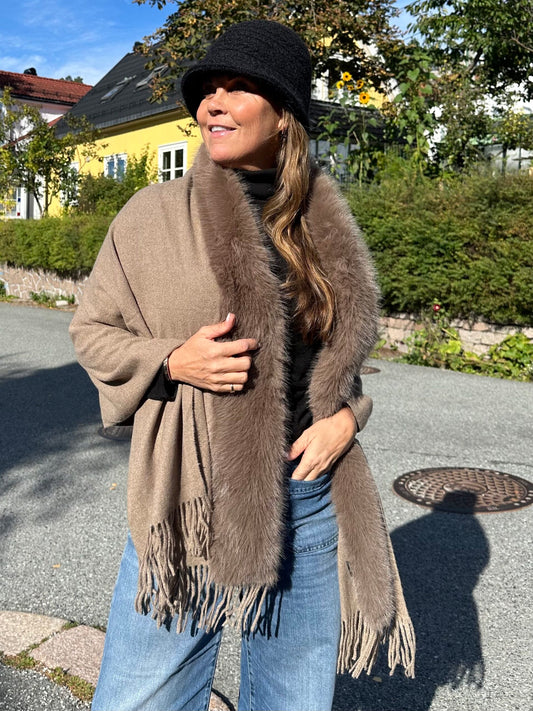 Noma Jackie ullskjerf med fuskepels – taupe / sjokoladebrun / lys beige
