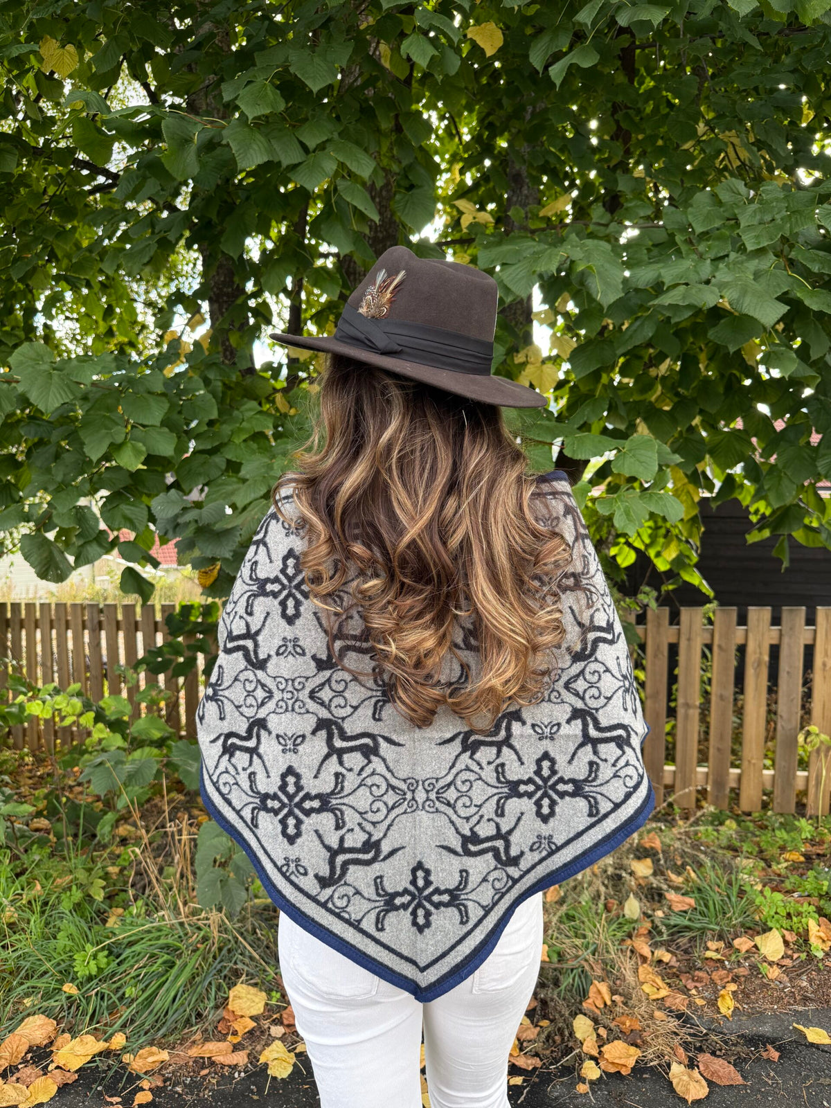 Noma Kelly trekantskjerf med hester – blå