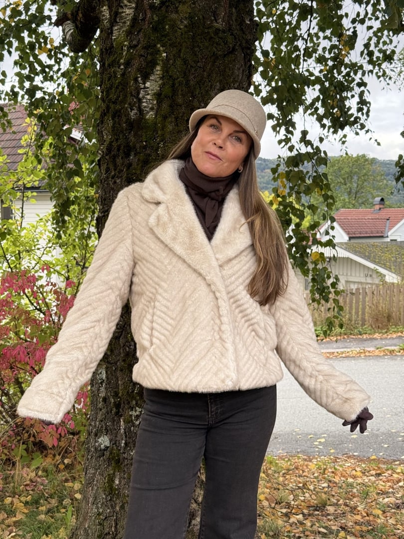 Noma Alexandra kort fuskepelsjakke – lys beige / minkbrun