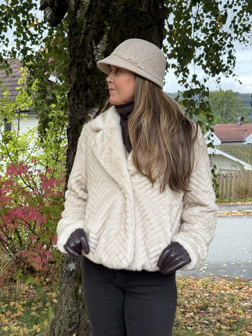 Noma Alexandra kort fuskepelsjakke – lys beige / minkbrun